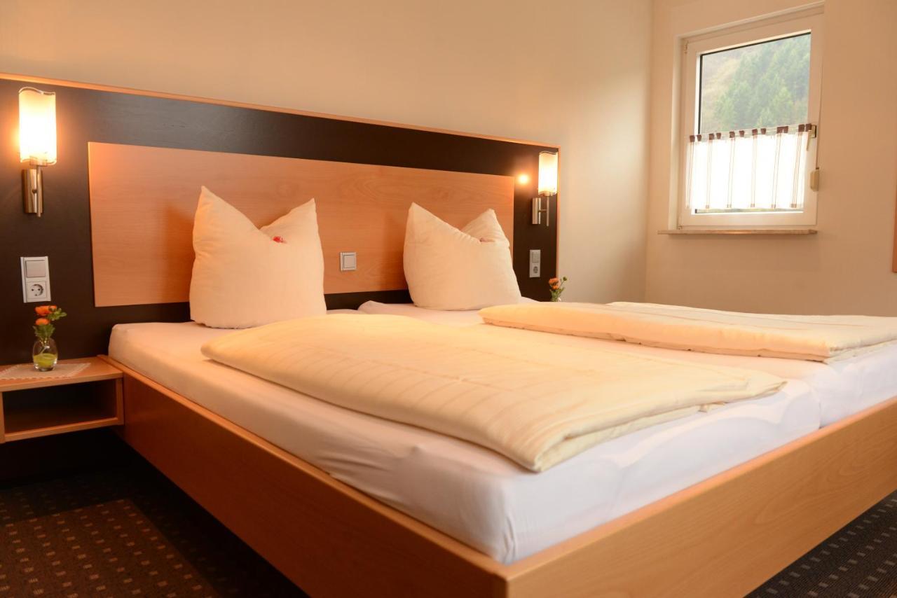Hotel Moselterrasse Едигер-Елер Екстериор снимка